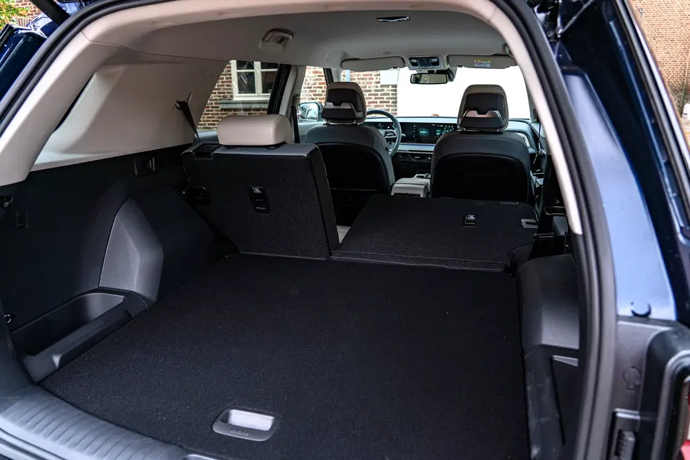 Coffre spacieux du Hyundai Santa Fe 2023, sièges arrière rabattus pour un maximum d'espace.