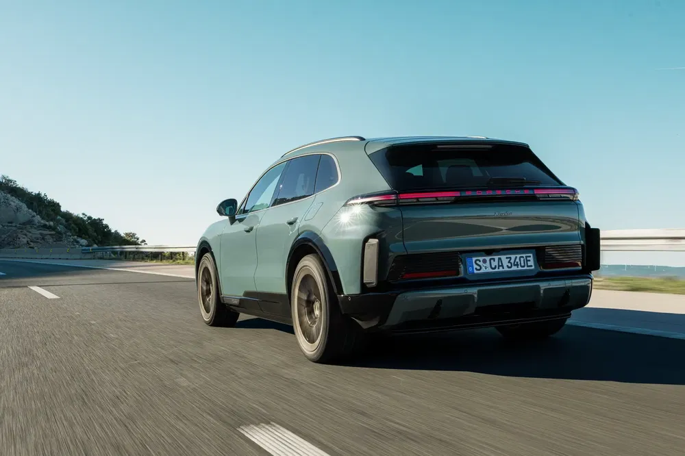 {"fr":"Porsche Cayenne électrique roulant sur autoroute, arrière plan clair et ciel dégagé.","nl":"Elektrische Porsche Cayenne rijdt op de snelweg, heldere achtergrond en blauwe lucht."}
