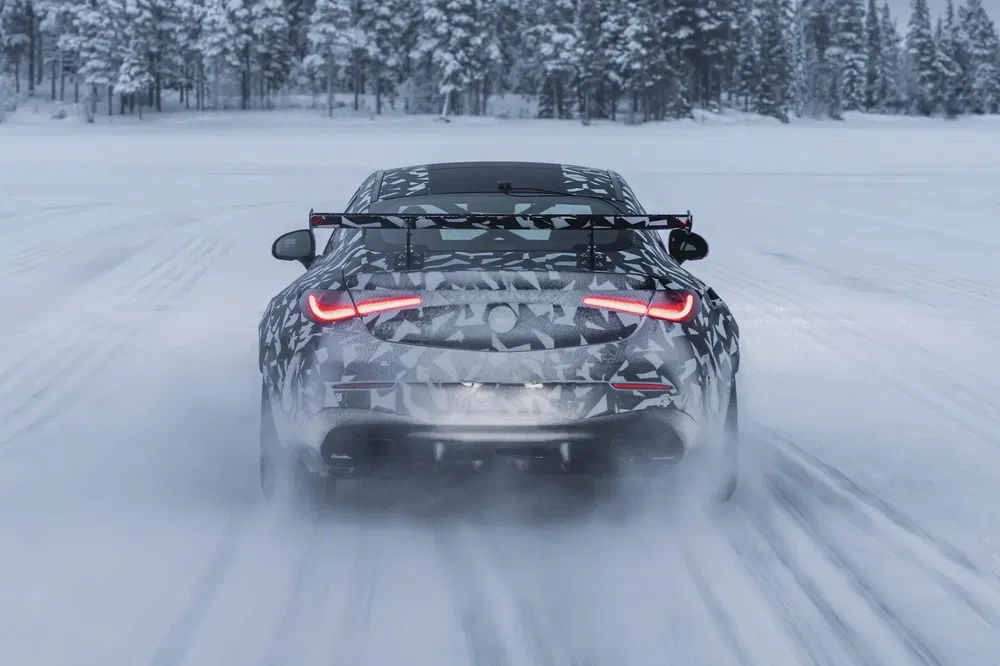 {"fr":"Voiture camouflée à l'essai sur route enneigée, spoilers arrière et feux arrière allumés.","nl":"Geïntegreerde auto test op besneeuwde weg, achterspoiler en achterlichten aan."}