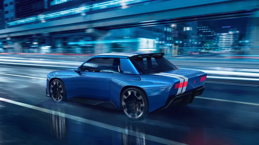 Concept-car coupé sport Renault Turbo esprit rétro sur autoroute urbaine éclairée.