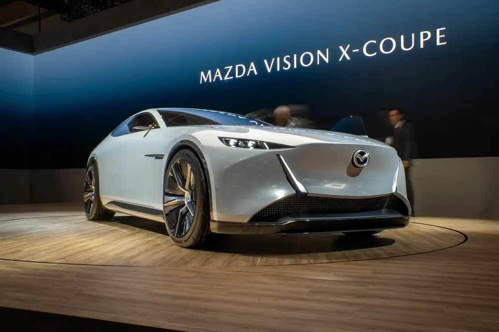Mazda Vision X-Coupe, futuristisch ontwerp op een autoshow.