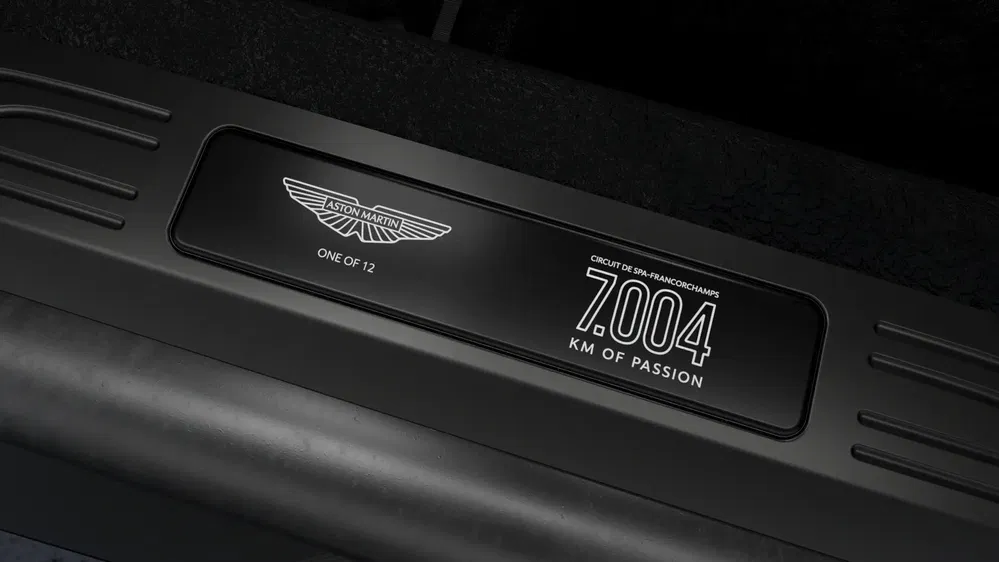 Plaque Aston Martin édition limitée, uniquement 12 exemplaires, commémorant 7,004 km au Circuit Spa.