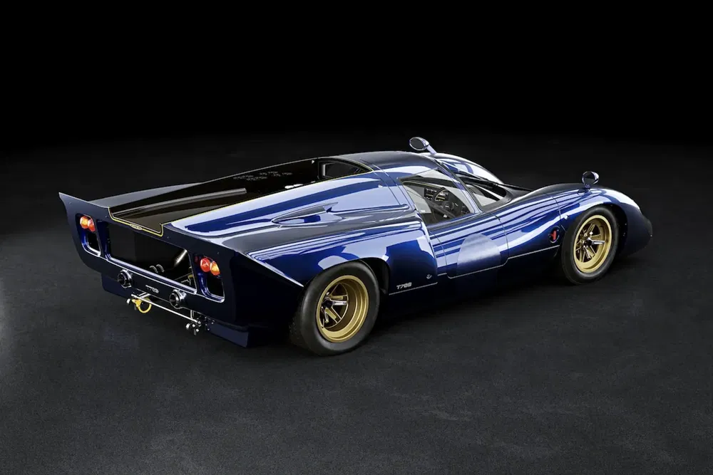 {"fr":"Voiture de course historique bleue avec jantes dorées, design aérodynamique et allure vintage.","nl":"Blauwe historische raceauto met gouden velgen, aerodynamisch design en vintage uitstraling."}