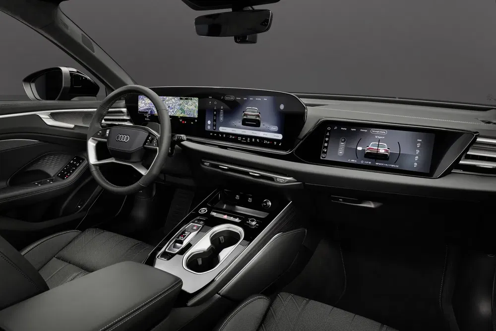 Moderne interieur van een Audi met digitaal dashboard en geavanceerde infotainmentsystemen.