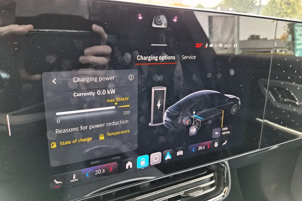 Dashboard van elektrische auto met laadopties, huidige laadsnelheid is 0,0 kW.