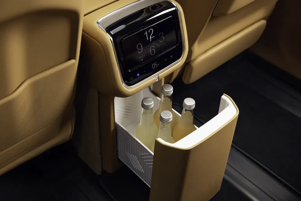 Console intérieure de voiture de luxe avec tiroir réfrigérant et écran numérique intégré.