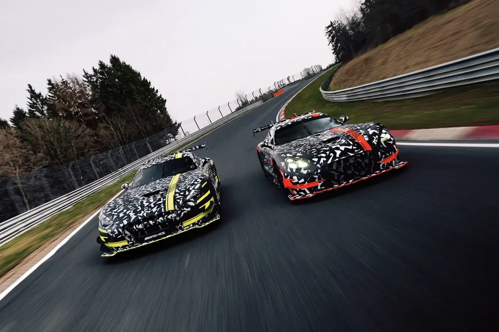 Deux Mercedes-AMG camouflées en course sur le Nürburgring, soulignant performances et design avant-gardiste.