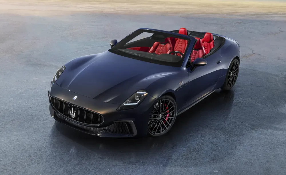 Maserati GranCabrio Trofeo 2024 statique studio 3/4 avant