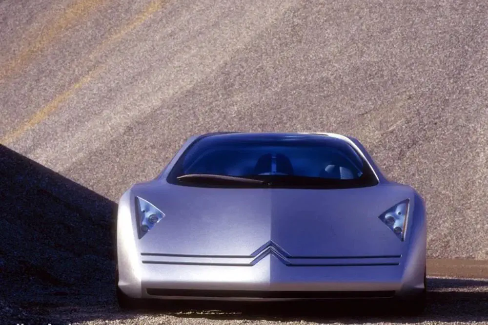 Conceptauto Citroën Activa met futuristisch ontwerp op verlaten weg.