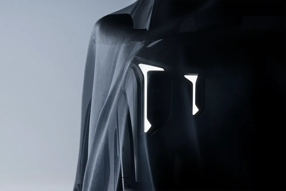 Auto bedekt met doek en verlichte LED-koplampen, moderne en mysterieuze uitstraling.