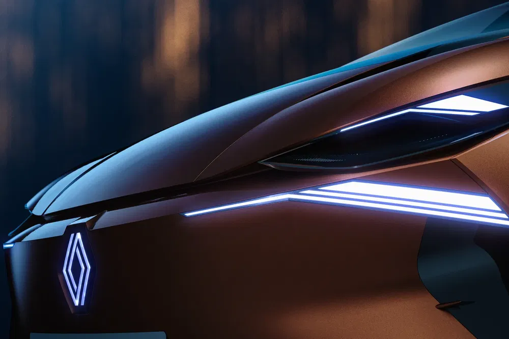 Nabijzicht op de voorzijde van een Renault-auto met moderne LED-verlichting.