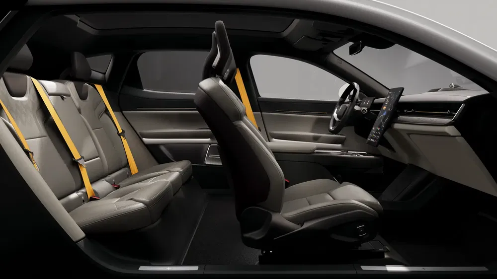 Intérieur spacieux de la voiture électrique Polestar avec ceintures de sécurité jaunes distinctives.