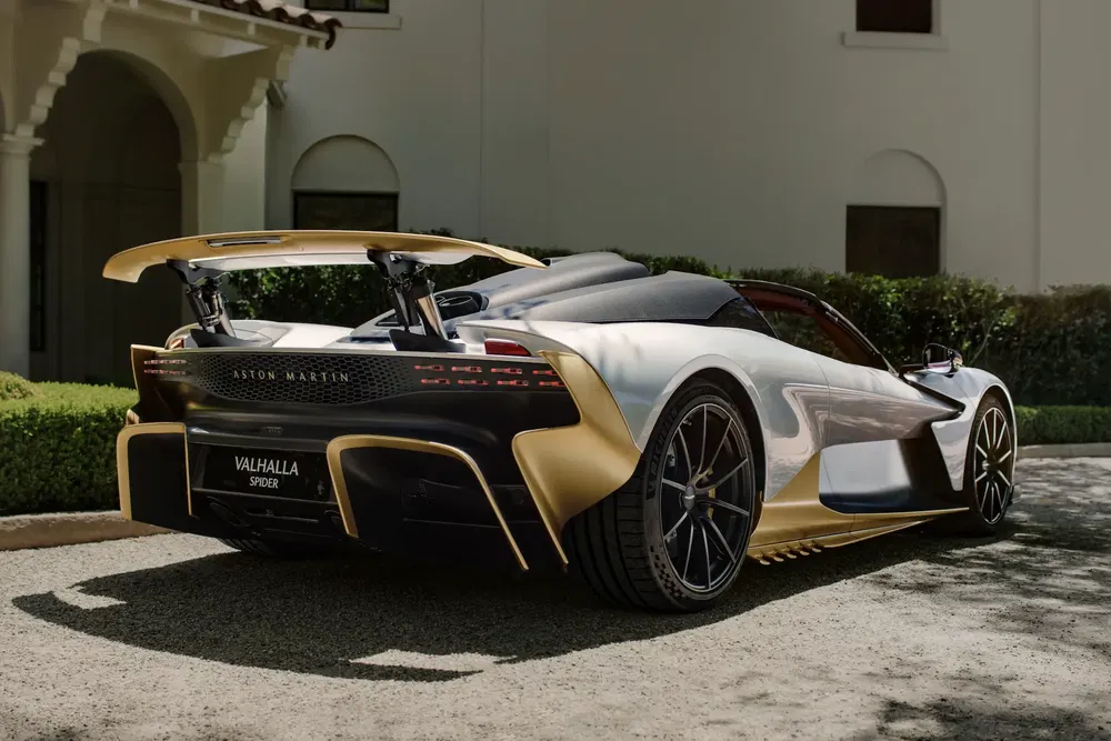 Aston Martin Valhalla Spider exposée avec aileron arrière, élégance et performance accrues.