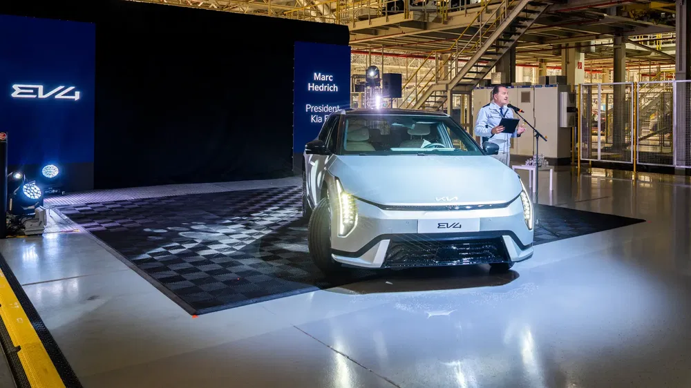Kia EV4 onthulling in fabriek, toespraak door president Marc Hedrich.