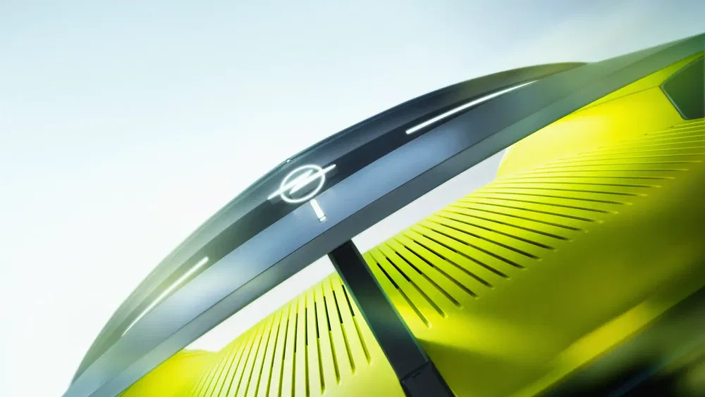 Futuristisch Opel autodakontwerp met LED-verlichting en opvallende gele structuur.