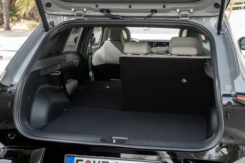 Coffre spacieux d'un SUV avec sièges rabattables pour plus de capacité de chargement.