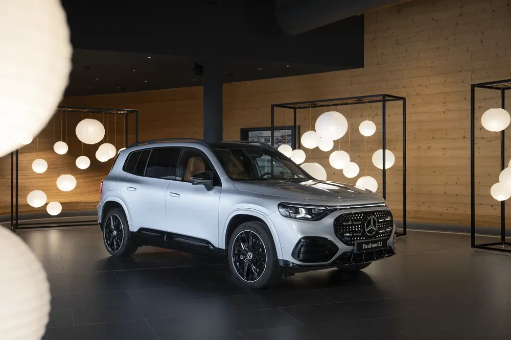 {"fr":"SUV Mercedes GLB blanc exposé sous des lumières sphériques modernes dans un showroom élégant.","nl":"Witte Mercedes GLB SUV tentoongesteld onder moderne bolvormige lichten in een stijlvolle showroom."}