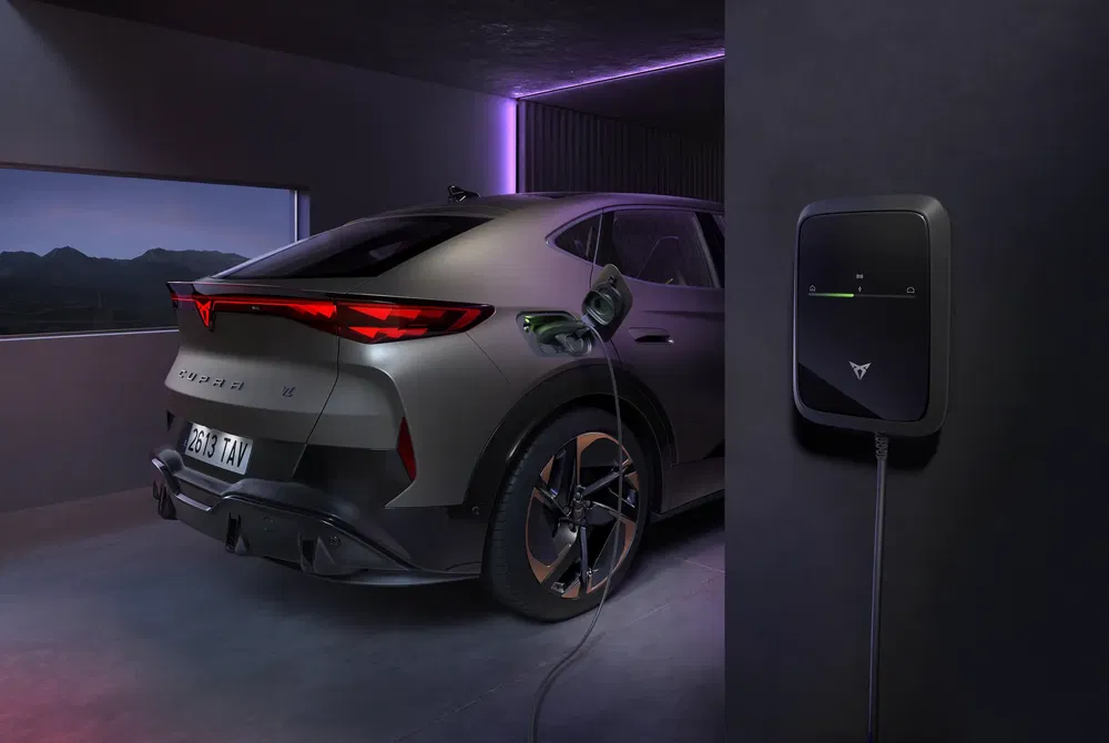{"fr":"Voiture électrique Cupra Tavascan chargeant dans un garage moderne au crépuscule.","nl":"Elektrische Cupra Tavascan aan het opladen in een moderne garage bij schemering."}
