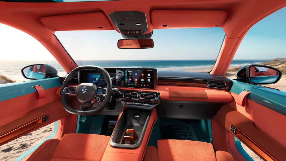 Kleurrijk interieur van een elektrische Renault met zeezicht en modern centraal scherm.