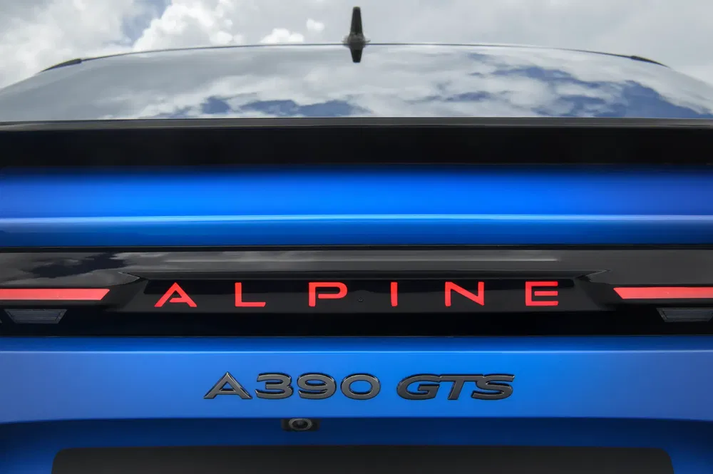 {"fr":"Vue arrière d'une Alpine A390 GTS, ciel nuageux reflété sur la carrosserie bleue.","nl":"Achteraanzicht van een Alpine A390 GTS, blauwe carrosserie met weerspiegelde wolken."}
