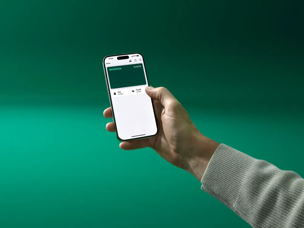 Smartphone toont Skoda Wallet-app met een moderne groene achtergrond.
