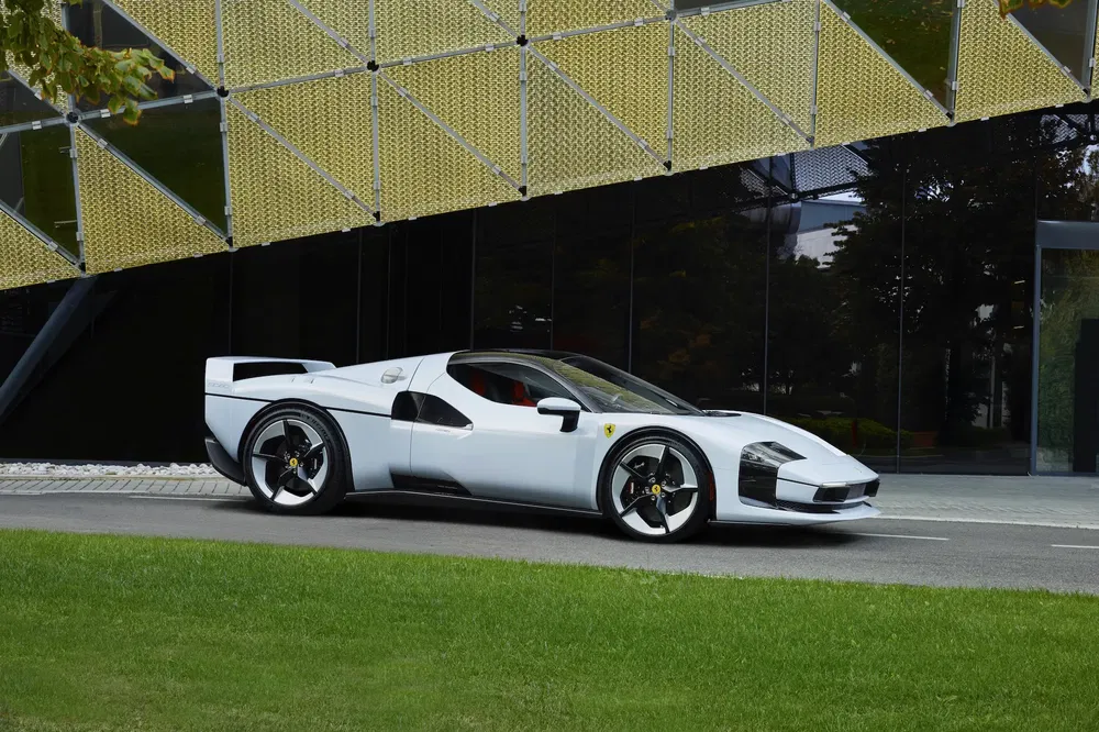 {"fr":"Ferrari SF90 Stradale blanche stationnée devant un bâtiment moderne, sur fond de verdure.","nl":"Witte Ferrari SF90 Stradale geparkeerd voor een modern gebouw met gras op de voorgrond."}