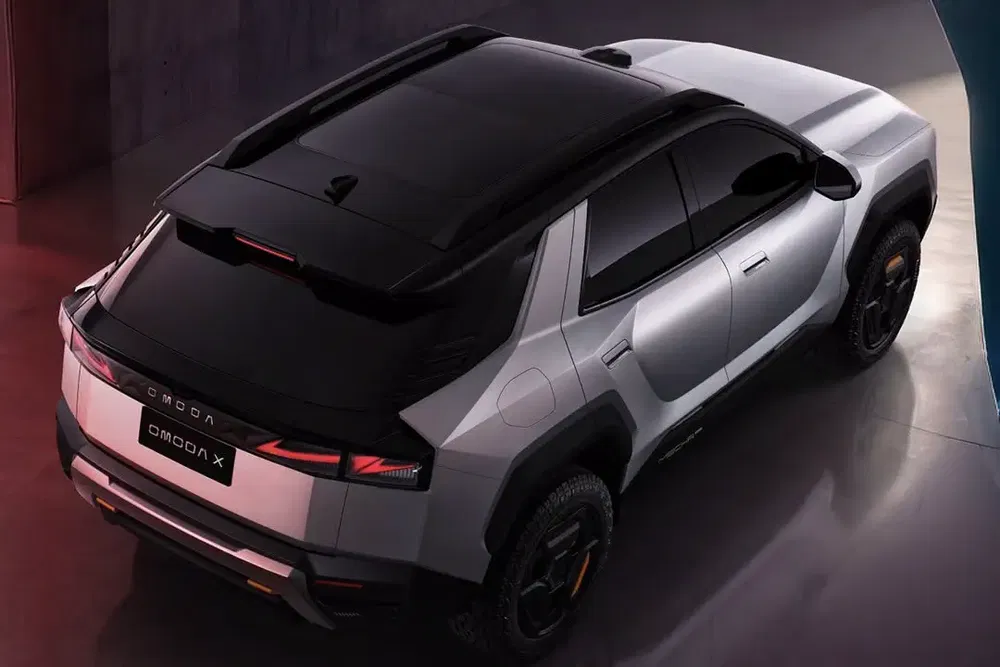 SUV Omoda X gris foncé avec toit noir, design aérodynamique et lignes modernes.