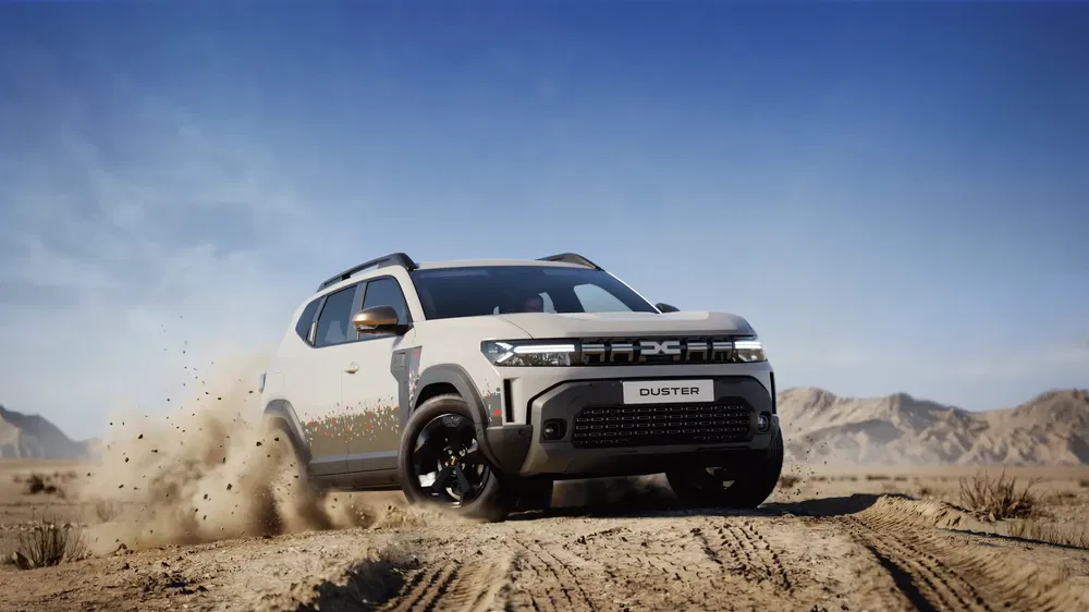 {"fr":"Dacia Duster 2023 roulant dans le désert, montrant sa puissance tout-terrain.","nl":"Dacia Duster 2023 rijdt door de woestijn, toont offroad-kracht."}