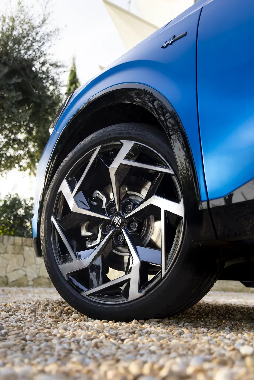 Jante en alliage au design dynamique sur Renault électrique bleue.