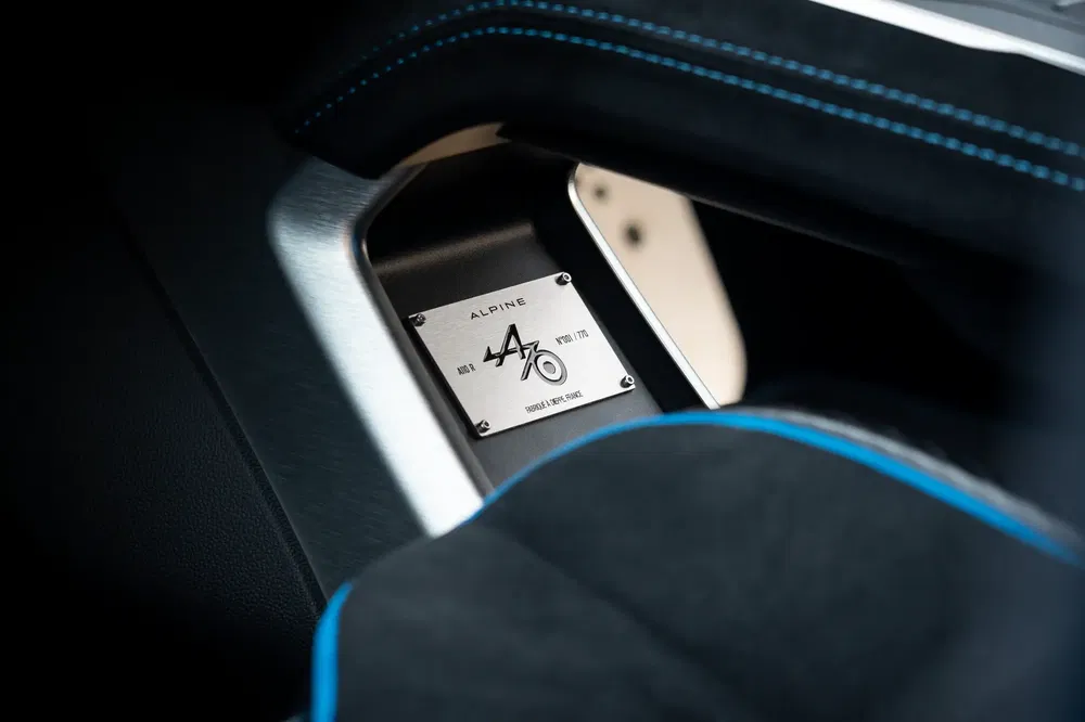 Centenaire plaquette in Alpine A110, luxe interieur met opvallende blauwe stiksels.