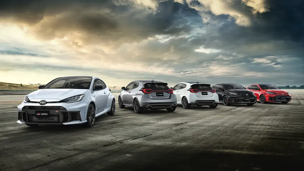 {"fr":"Gamme de Toyota GR Yaris alignées sous un ciel dramatique, montrant divers modèles et couleurs.","nl":"Rij Toyota GR Yaris met verschillende modellen en kleuren onder een dramatische lucht."}