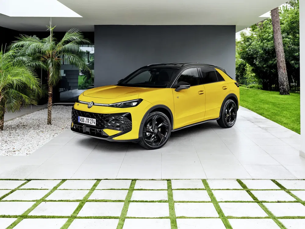 {"fr":"Volkswagen T-Roc jaune et noir garé sous un abri moderne avec végétation tropicale.","nl":"Gele en zwarte Volkswagen T-Roc geparkeerd onder moderne overkapping met tropische vegetatie."}
