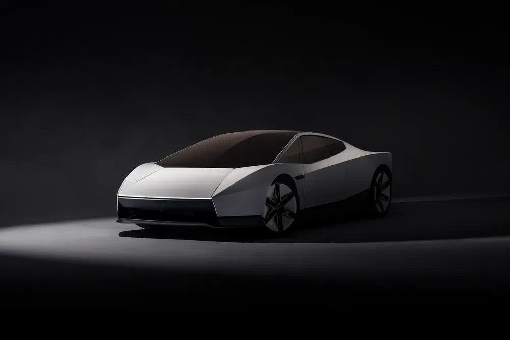 Concept futuriste de voiture électrique aux lignes angulaires et vitrages teintés, éclairage dramatique.