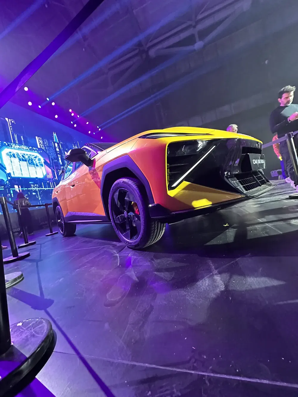 Präsentation du SUV sportif Daihatsu Rocky, éclairage de scène violet, présentation automobile.