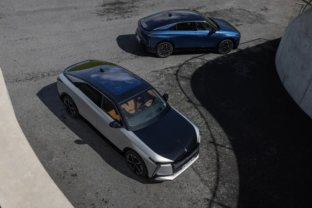 Twee geparkeerde DS 4 auto's, één witte en één blauwe, van bovenaf gezien.