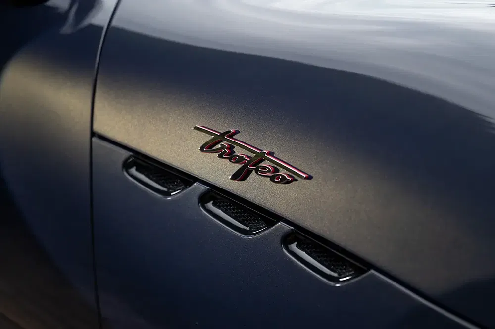 Maserati GranCabrio Trofeo 2024 statique studio détail logo Trofeo
