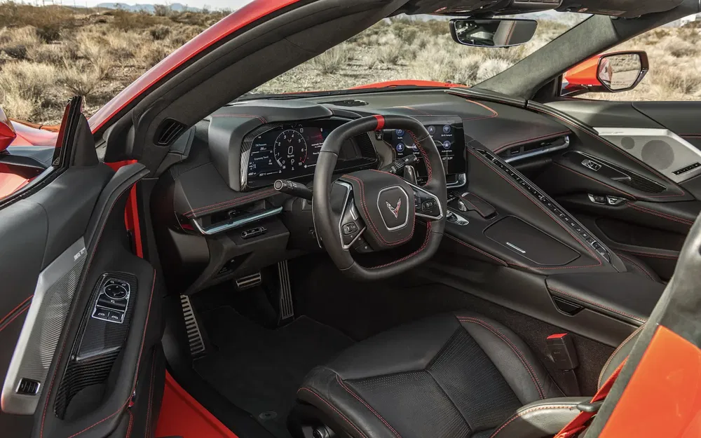 Moderne interieur van Chevrolet Corvette met sportstuur en digitaal dashboard.