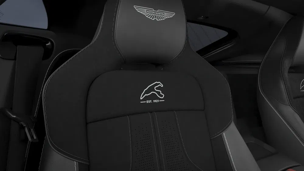 Intérieur de siège Aston Martin avec logo brodé et coutures détaillées.
