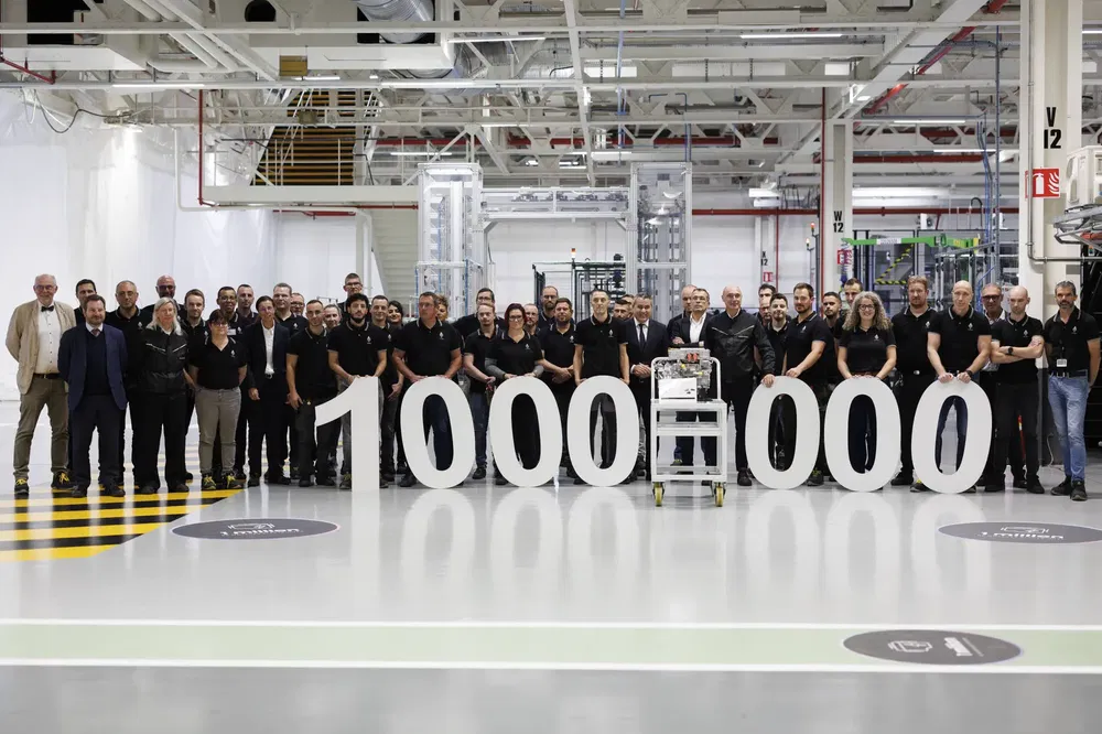{"fr":"Groupe d'employés posant avec le chiffre '1 000 000' dans une usine automobile.","nl":"Medewerkersgroep poseren met het cijfer '1 000 000' in een autofabriek."}