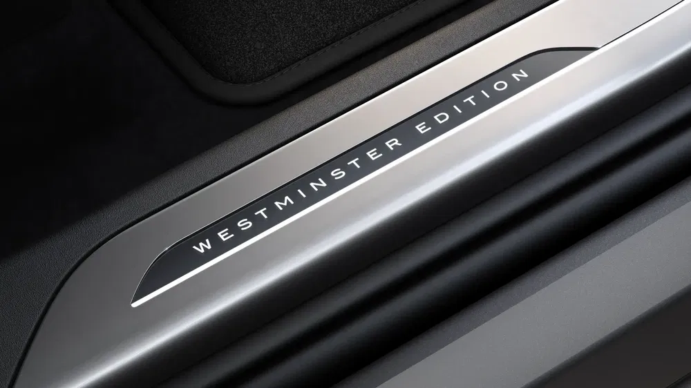 Plaque de seuil Range Rover Westminster Edition, finition chromée élégante et moderne.