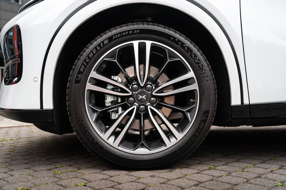 Roues en alliage de la voiture électrique XPeng avec pneus Michelin 255/45 R20.