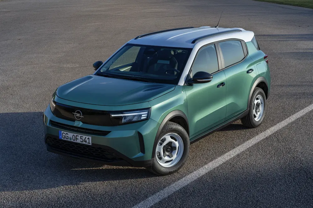 SUV Opel moderne vert sur une route déserte.