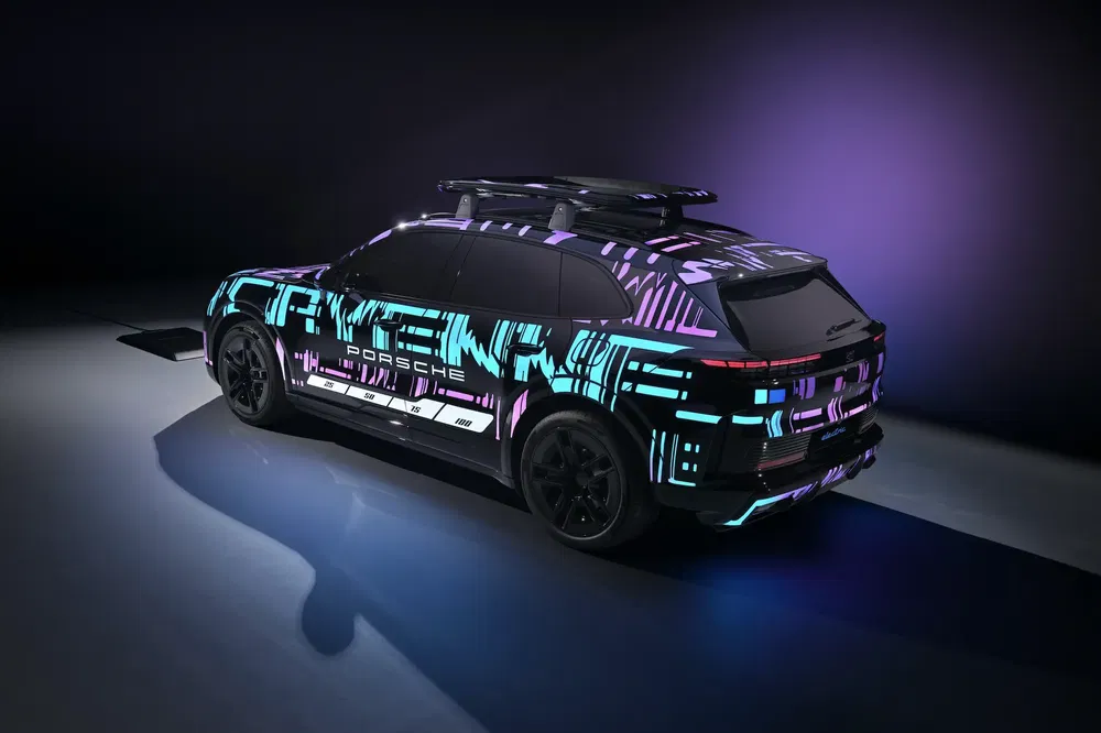 Prototype Porsche Cayenne 2024 avec motifs lumineux futuristes en studio sombre.