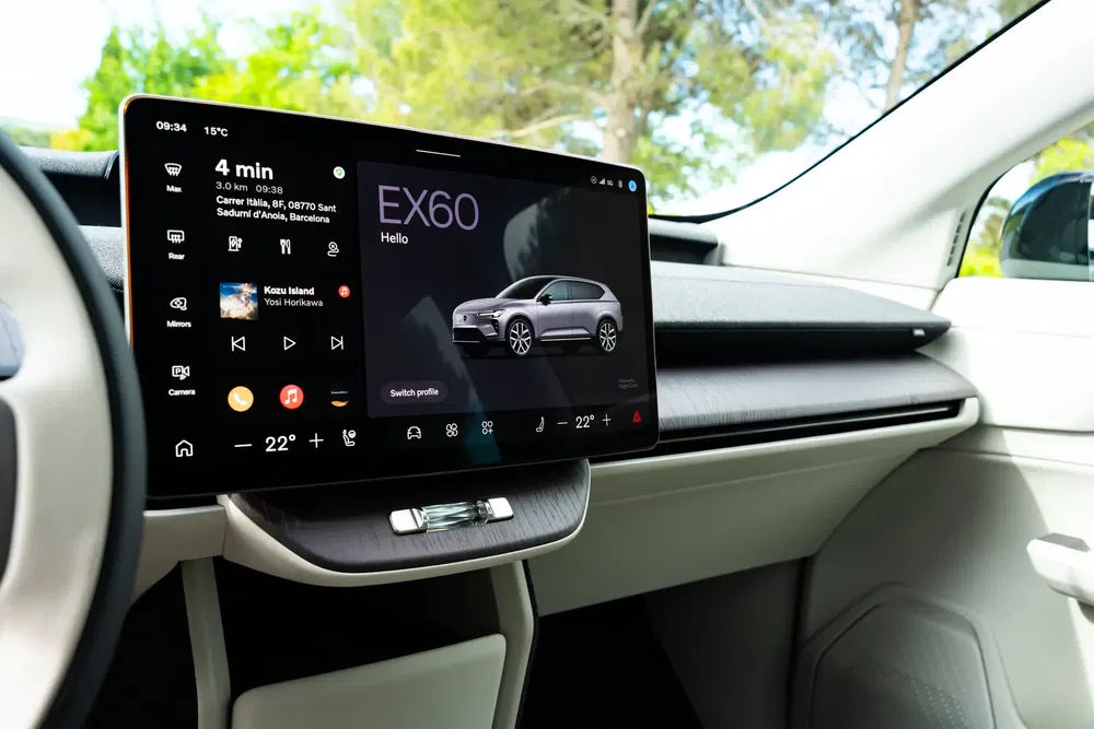 Interface système d'une Volvo EX60 affichant la navigation et les paramètres de climatisation.