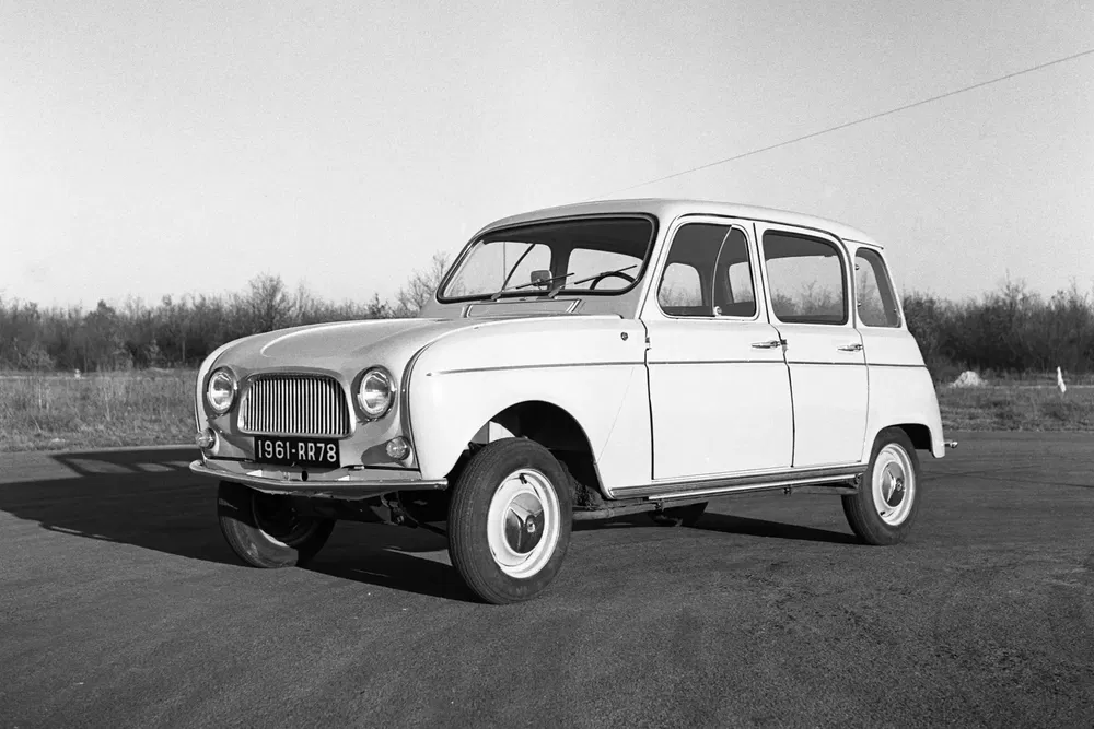 Klassieke Renault 4 uit de jaren 60 op een asfaltweg.