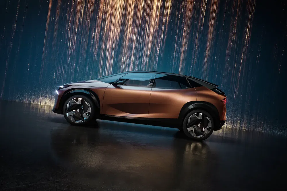 Renault Morphoz conceptauto, futuristische SUV met dramatisch licht op de achtergrond.