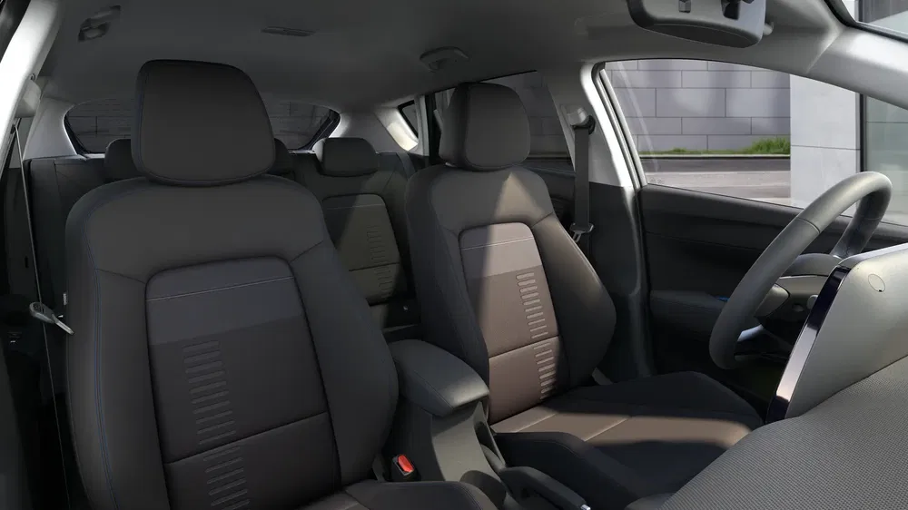 Intérieur spacieux de la Volkswagen ID.4 avec sièges en tissu et volant ergonomique.