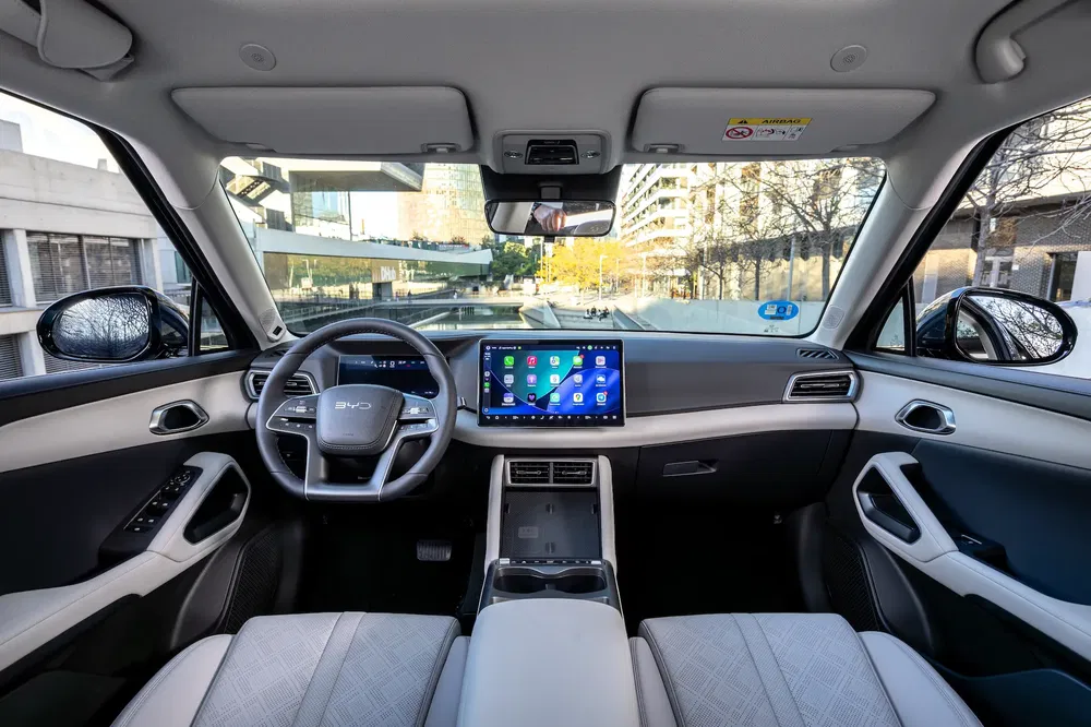Intérieur moderne du BYD Song Plus EV avec tableau de bord numérique élégant et écran tactile central.