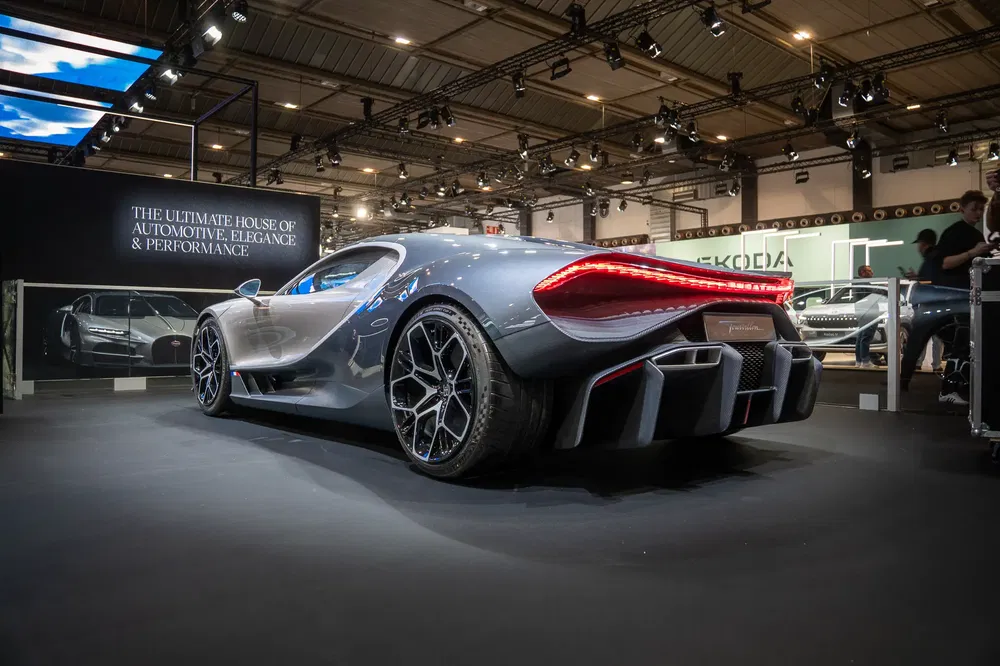 {"fr":"Voiture Bugatti grise exposée, arrière designer élégant, éclairée dans un salon automobile haut de gamme.","nl":"Grijze Bugatti-auto tentoongesteld, elegante achterkant verlicht op een luxe autoshow."}