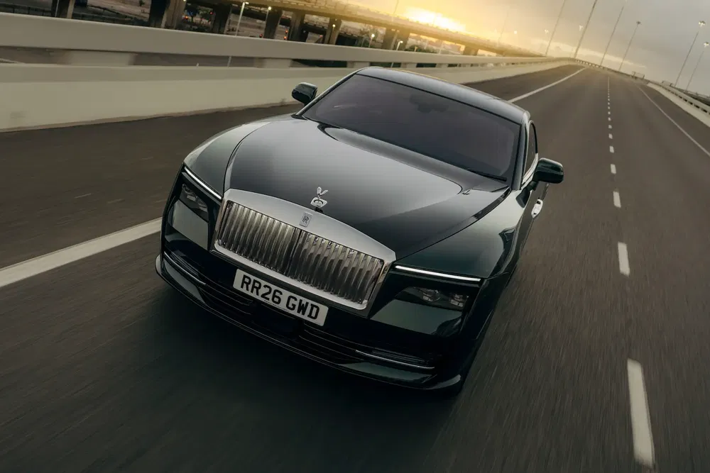 {"fr":"Rolls-Royce sur une autoroute au crépuscule, avant emblématique et moderne.","nl":"Rolls-Royce op snelweg bij schemering, iconische en moderne voorkant."}